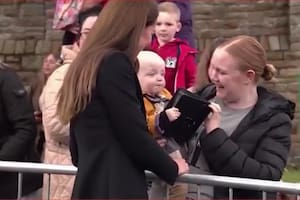 Un bebé le robó el bolso a Kate Middleton y su gesto enterneció al público
