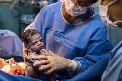 Un bebé nació con cara de enojada y la foto se replicó en todas las redes sociales