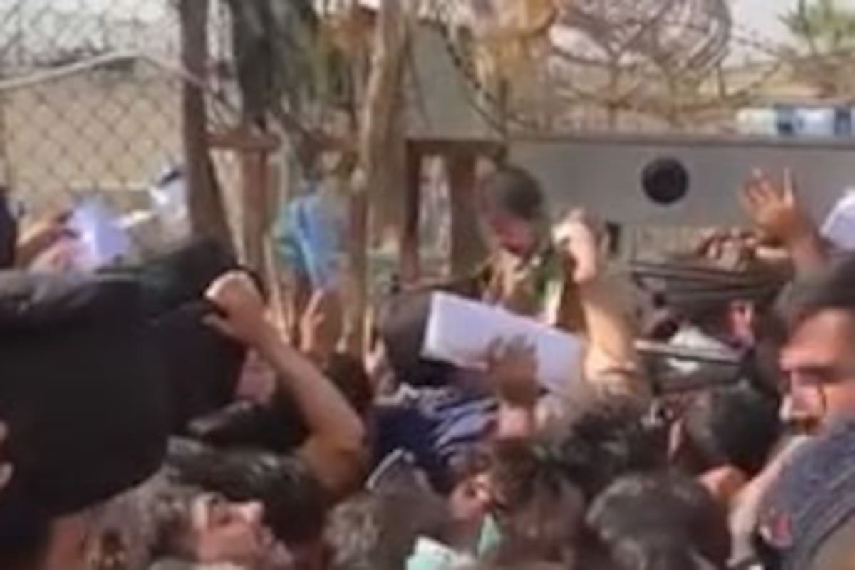 Un bebé pasa de mano en mano para aproximarse al aeropuerto