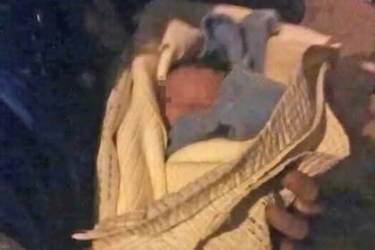 Un bebé recién nacido fue abandonado por su madre dentro de una caja en la localidad de Merlo, el niño llevaba pegada una nota para que buscaran al padre
