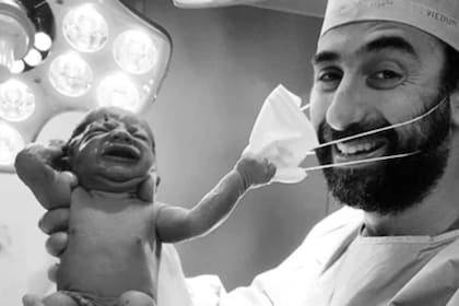 Un bebé recién nacido le arrancó el barbijo al médico y se volvió viral en las redes sociales