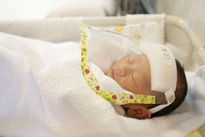 Un bebé recién nacido recibe atención con mascarilla preventiva en un hospital de Satte, al norte de Tokio, Japón, el 10 de mayo de 2020