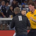 El momento en el que un bebé es retirado del campo de juego durante un partido de fútbol