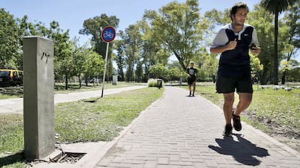 Un bebedero imposible de activar por la falta de grifería en el lago Regatas de Palermo
