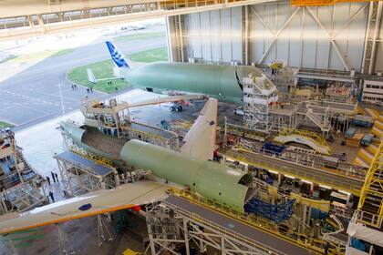 Un Beluga XL fuera de la línea de ensamblaje en Toulouse.