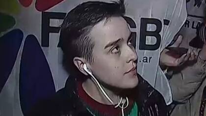 Un "besazo" contra la discriminación tuvo lugar en La Biela, en Recoleta