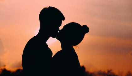 Las personas de Virgo son muy buenas dando besos