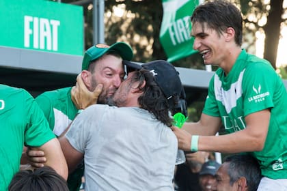 Un beso de novela. A pura emoción, Polito Pieres y Lolo Castagnola, mentor de La Natividad, se dan un "piquito" ante la mirada divertida del resto del team.