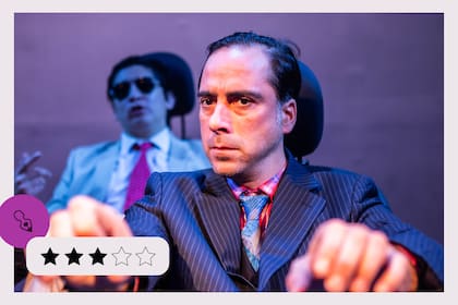 Un beso en el vidrio dejó marcado el rouge, la historia de un joven chofer que maneja un auto de alta gama para un diplomático mexicano y vislumbra su tan ansiado cambio de estatus social