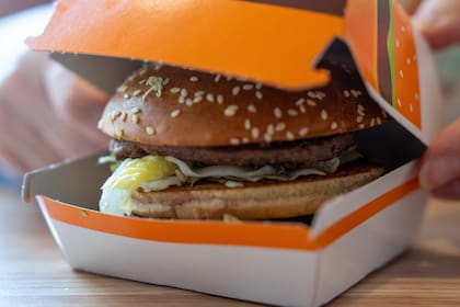 Un Big Mac en su caja.