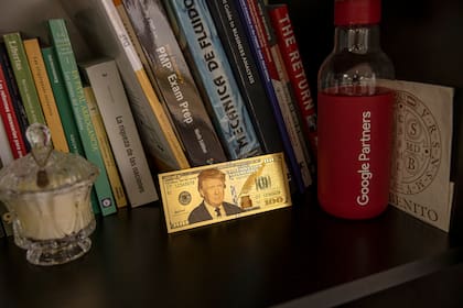 Un billete de cien dólares con la imagen de Donald Trump en la oficina de uno de los asesores de Javier Milei en Buenos Aires, el 10 de octubre de 2023.
