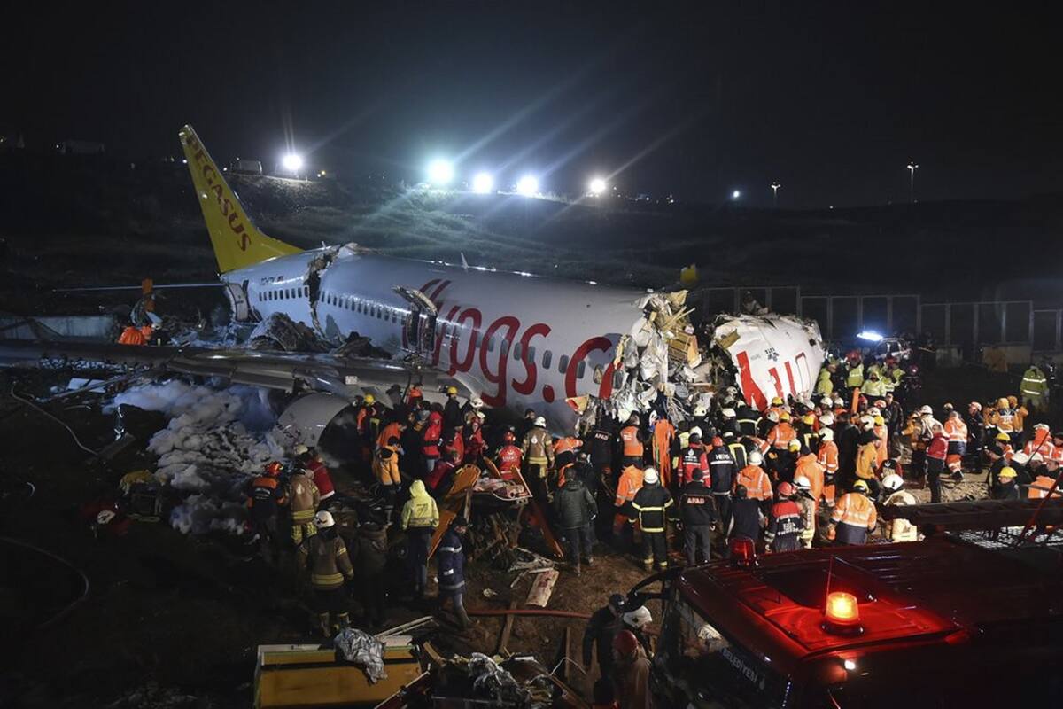 Un Boeing 737-800 aterrizó en condiciones temporales adversas y se salió de la pista en Estambul