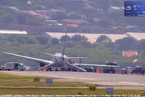 Un Boeing 737 sufrió un colapso en su tren de aterrizaje en St Marteen.