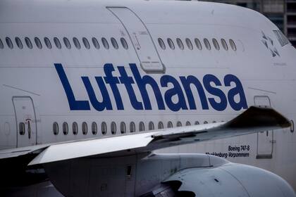 Un Boeing 747 de Lufthansa en el aeropuerto de Frankfurt, Alemania, el lunes 3 de mayo de 2021.