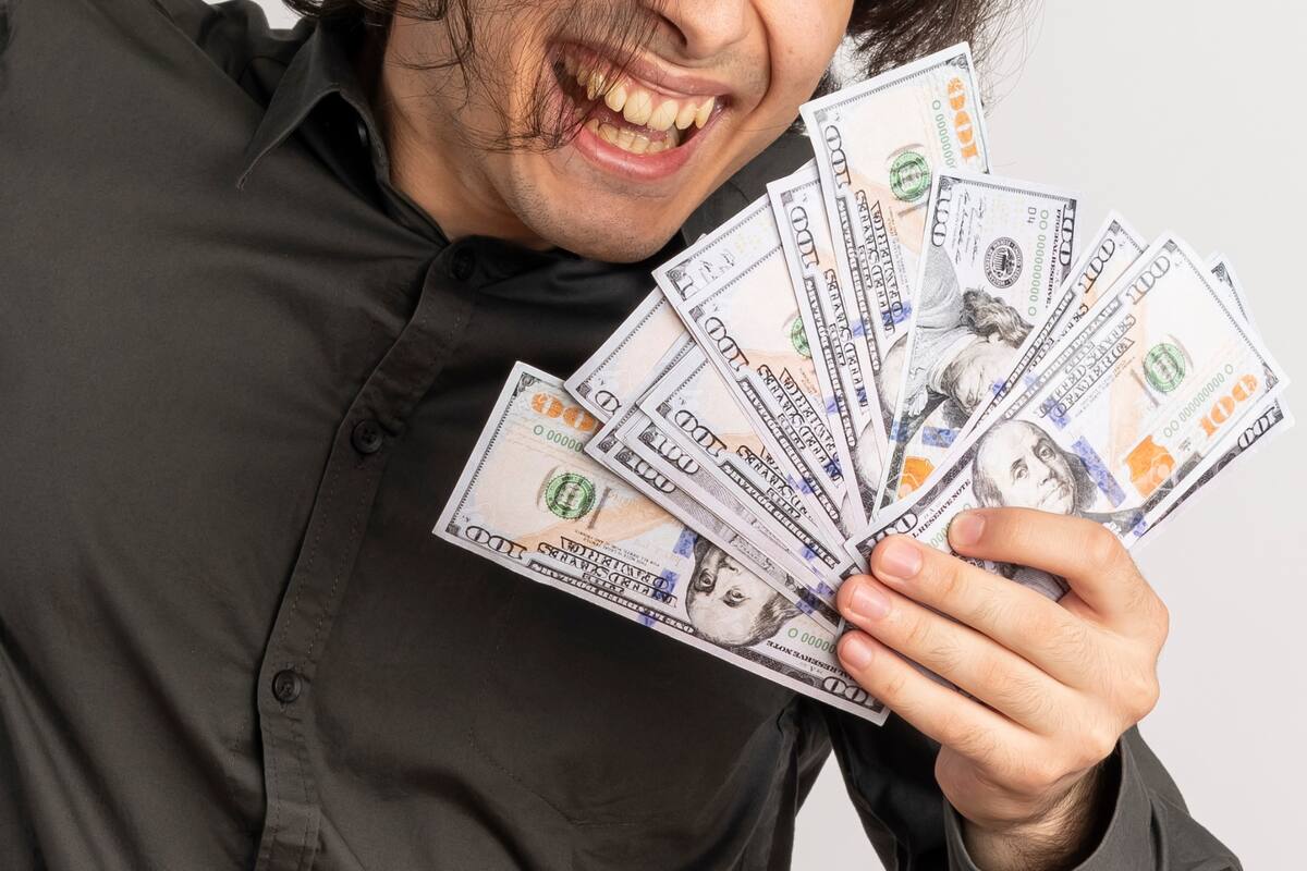 Un boleto vendido en Gardena acertó cinco números principales y obtuvo 377.050 de dólares, mientras que jugadores de Iowa, Massachusetts y Maryland recibieron 1 millón cada uno