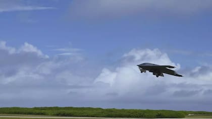 Un bombardero del Ejército de Estados Unidos despega de la Base Diego García, en el Océano Indico