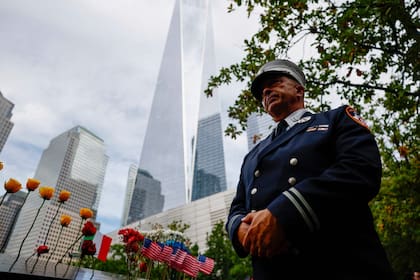 Un bombero de Nueva York junto a los nombres grabados en el Memorial del 11-S, en el 25° aniversario de los atentados