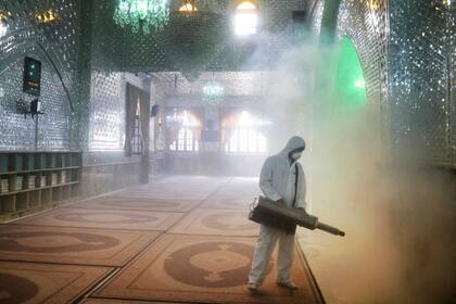 Un bombero desinfecta el santuario de Saint Saleh para ayudar a prevenir la propagación del nuevo coronavirus en el norte de Teherán, Irán, el 6 de marzo de 2020