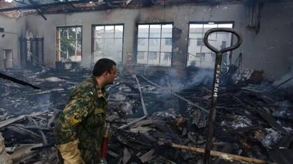 Un bombero inspecciona el gimnasio durante la operación de rescate en la escuela de Beslán