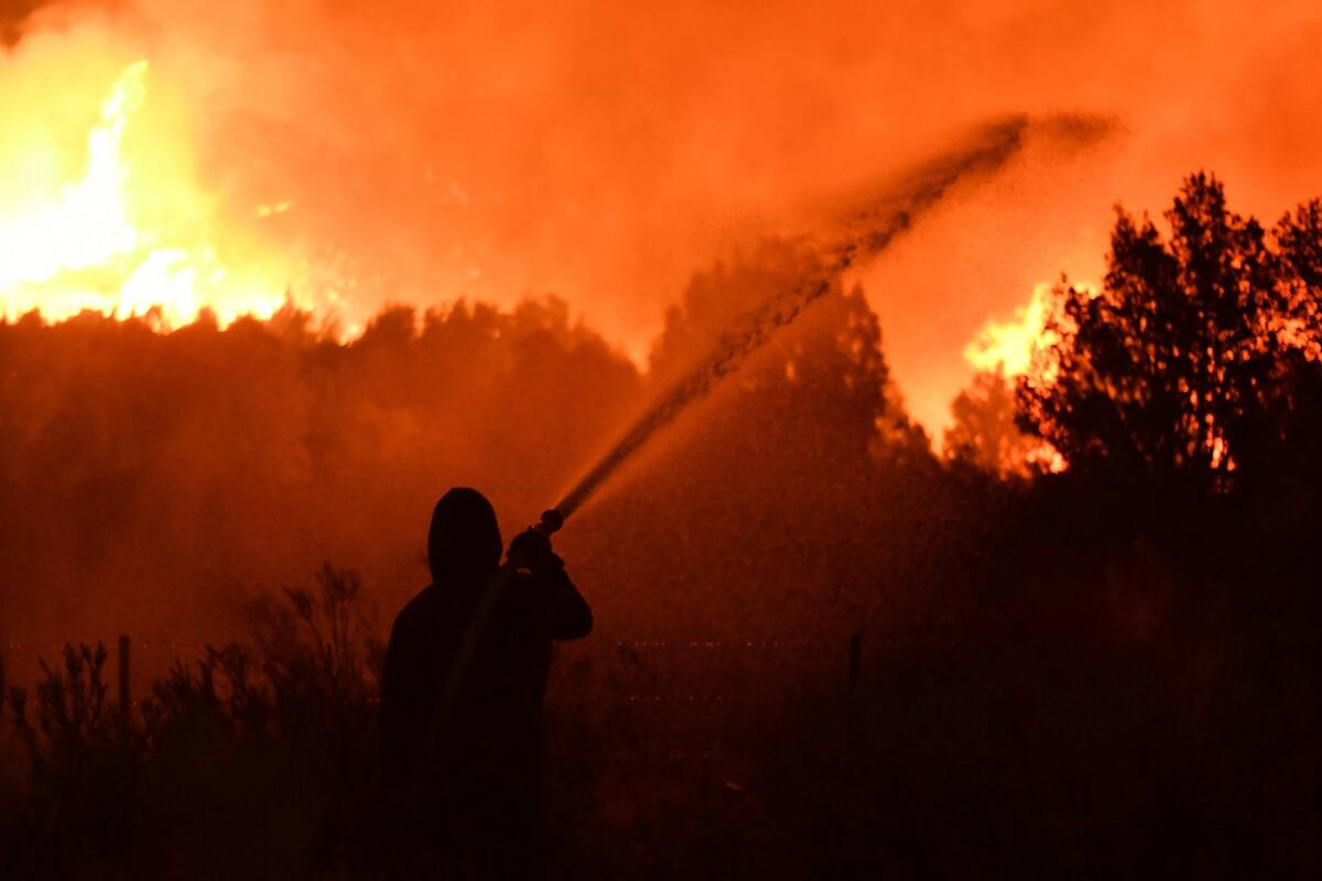 Un bombero trabaja en el sitio de un incendio forestal, en la localidad de Epuyén, provincia de Chubut