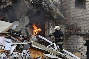 Un bombero trabaja en la escena de un edificio residencial dañado tras un bombardeo ruso en la liberada Lyman, región de Donetsk, Ucrania, el lunes 7 de noviembre de 2022