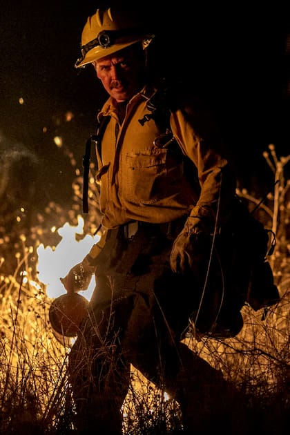 Un bombero trabaja en Somis, California