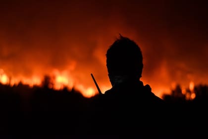 Un bombero trabaja en uno de los focos del incendio en la localidad de Epuyén, provincia del Chubut