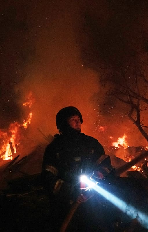 Un bombero ucraniano tras un ataque ruso en Kharkiv, en el norte de Ucrania