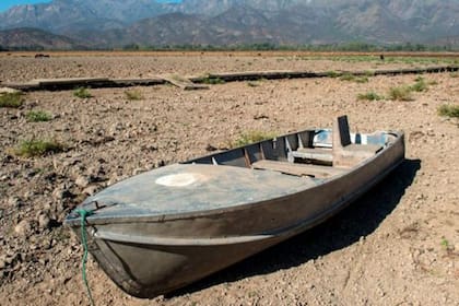 Un bote abandonado en la Laguna Aculeo, a unos 70 kilómetros al sur de Santiago. Este lugar, que por décadas fue una importante atracción turística, hoy es uno de los símbolos de la sequía. que afecta a ese país