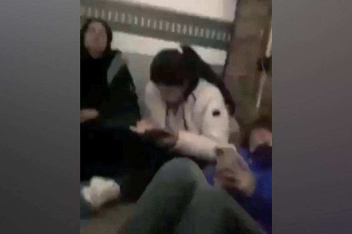 Un breve video enviado a la BBC muestra a las mujeres sentadas en el espacio reducido de un camión lleno de cajas de plátanos.