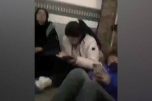 Un breve video enviado a la BBC muestra a las mujeres sentadas en el espacio reducido de un camión lleno de cajas de plátanos.