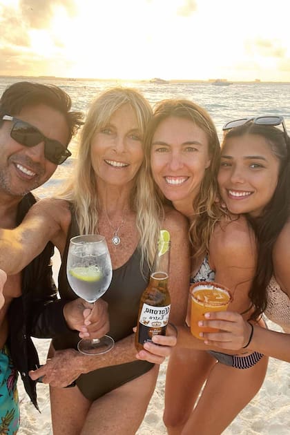 Un brindis playero con “Coco” Fernández, Cata -que vive en Cancún desde 2006 y tiene una empresa allí- y Sol, la menor, que estudia diseño industrial. "Durante el invierno se instaló en México durante tres meses, y siguió con los estudios online, para poder estar cerca de sus sobrinos", cuenta Virginia.