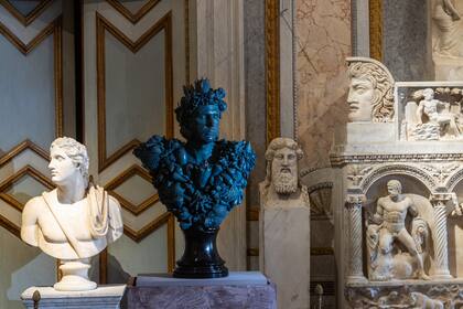 Un bronce azul de Neptuno en la exposición "Archaeology Now"