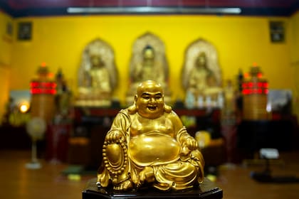 Un buda dorado en el templo budista Tzong Kuan
