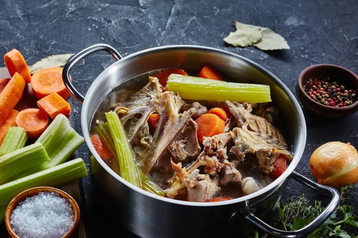 Un buen caldo de huesos debe hervir a fuego lento durante un mínimo de seis horas si realmente se desea extraer el colágeno de sus ingredientes