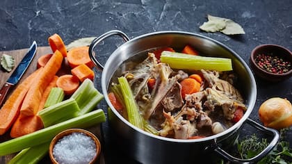 Un buen caldo de huesos debe hervir a fuego lento durante un mínimo de seis horas si realmente se desea extraer el colágeno de sus ingredientes