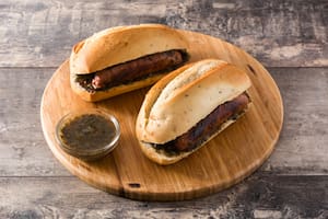 Un buen choripán siempre va acompañado de chimichurri