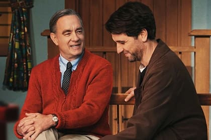 Un buen día en el vecindario, Hanks interpreta a Fred Rogers, el famoso presentador infantil
