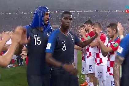 Un buen gesto croata: aunque no está exigido, le hicieron pasillo al campeón antes de recibir las medallas; algo que no hicieron Francia con la Argentina en 2022 ni Argentina con España en 2026