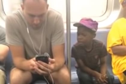 Un buen gesto en el subte: un nene no dejaba de mirar su celular y él se lo dio