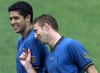 Riquelme y Arruabarrena, en un entrenamiento de Boca en su etapa de futbolistas