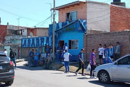 Un buen número de hinchas aguarda para poder ingresar al estadio. San Telmo recibió a Almagro