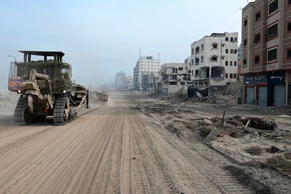 Un bulldozer israelí, en un operativo en el norte de la Franja de Gaza. (Ahikam SERI / AFP)