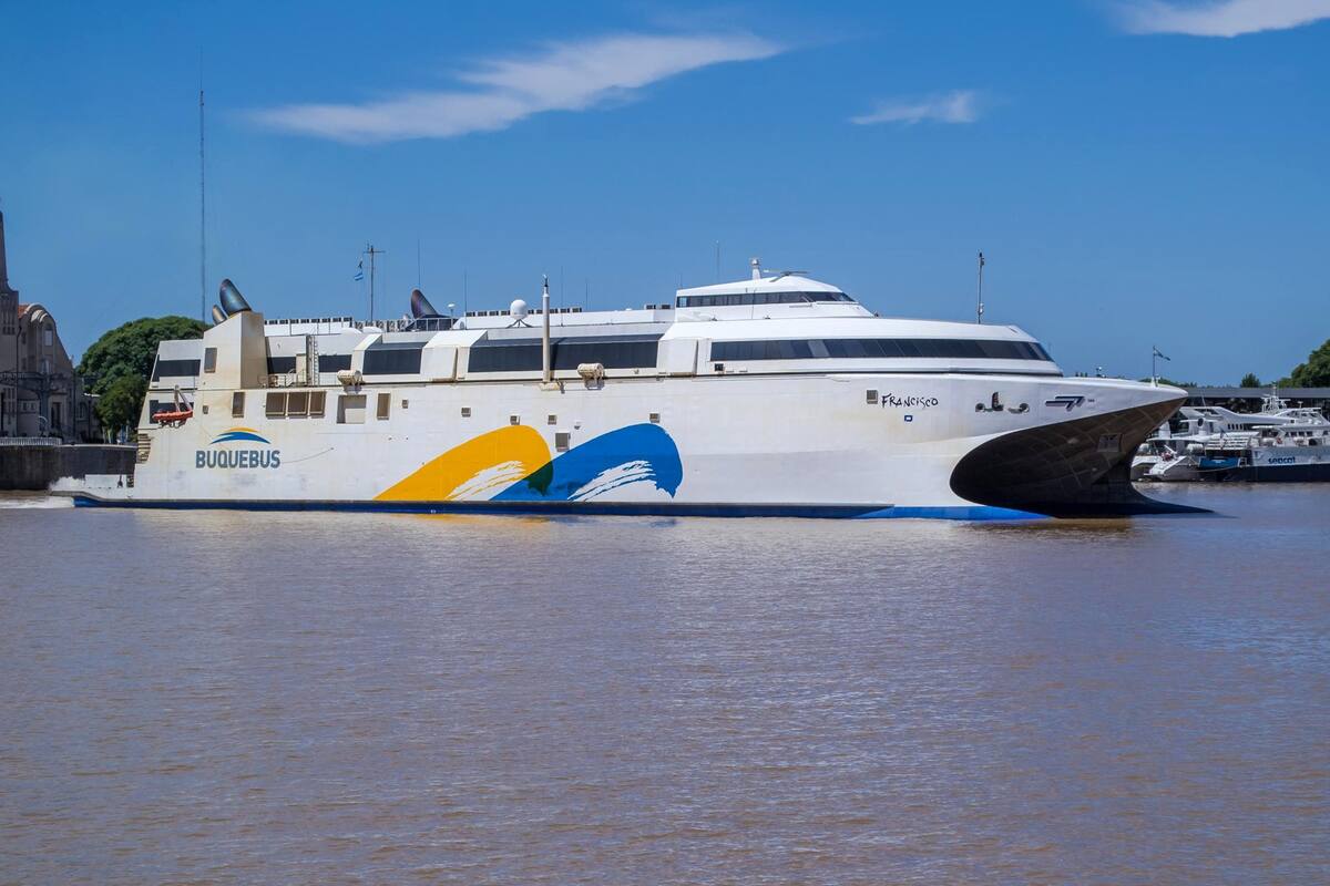 Un buque con 400 pasajeros a bordo de la empresa Buquebus que venía desde Colonía, Uruguay, quedó en cuarentena esta noche en el puerto de Buenos Aires.