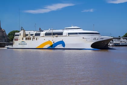 Un buque con 400 pasajeros a bordo de la empresa Buquebus que venía desde Colonía, Uruguay, quedó en cuarentena esta noche en el puerto de Buenos Aires.