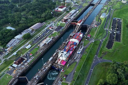 Un buque de carga atraviesa el Canal de Panamá