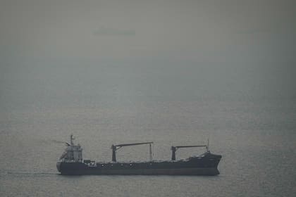 Un buque de carga con vehículos a bordo navega hacia el estrecho de Ormuz, el domingo 22 de marzo de 2026