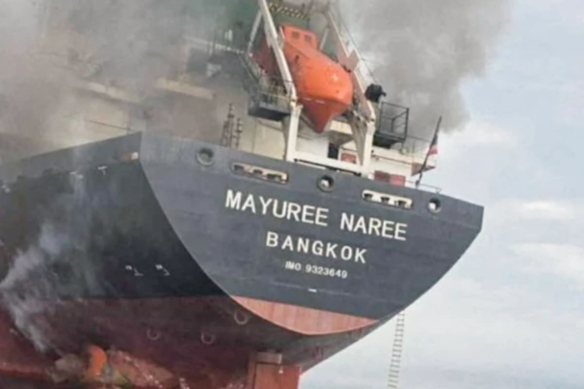 Un buque de carga tailandés en llamas tras ser alcanzado por un proyectil a 11 millas náuticas al norte de Omán el 11 de marzo