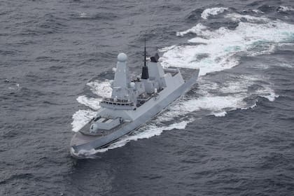 Un buque de guerra de la Royal Navy ha derribado un presunto avión no tripulado de ataque dirigido a buques comerciales en el Mar Rojo, dijo el secretario de Defensa británico el sábado 16 de diciembre de 2023.