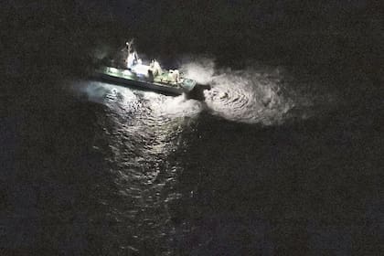 Un buque de la guardia costera de Japón lleva a cabo una operación de búsqueda y rescate alrededor del lugar donde se cree que un avión militar estadounidense Osprey se estrelló en el mar frente a la isla de Yakushima, prefectura de Kagoshima, sur de Japón el miércoles 29 de noviembre de 2023.